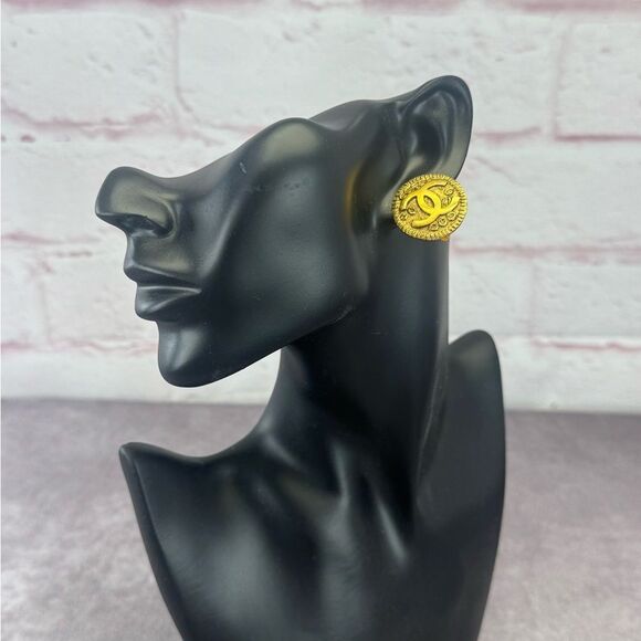 CHANEL Round CC Logo Earrings Clip-on Gold Plated Metal Vintage 97P Authentic - Picture 4 of 12